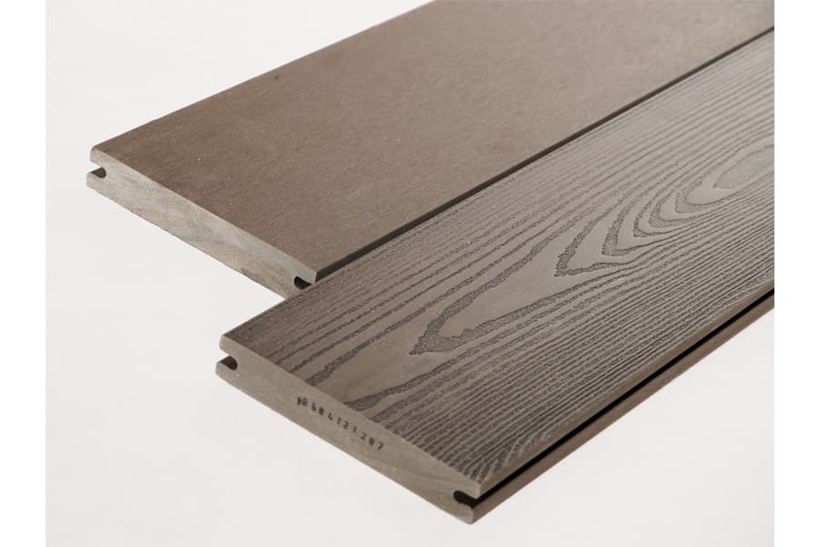 BPC massif, 20 (épaisseur) x 120 mm (largeur), une face brossée lisse / une face aspect bois, brun, 4 m