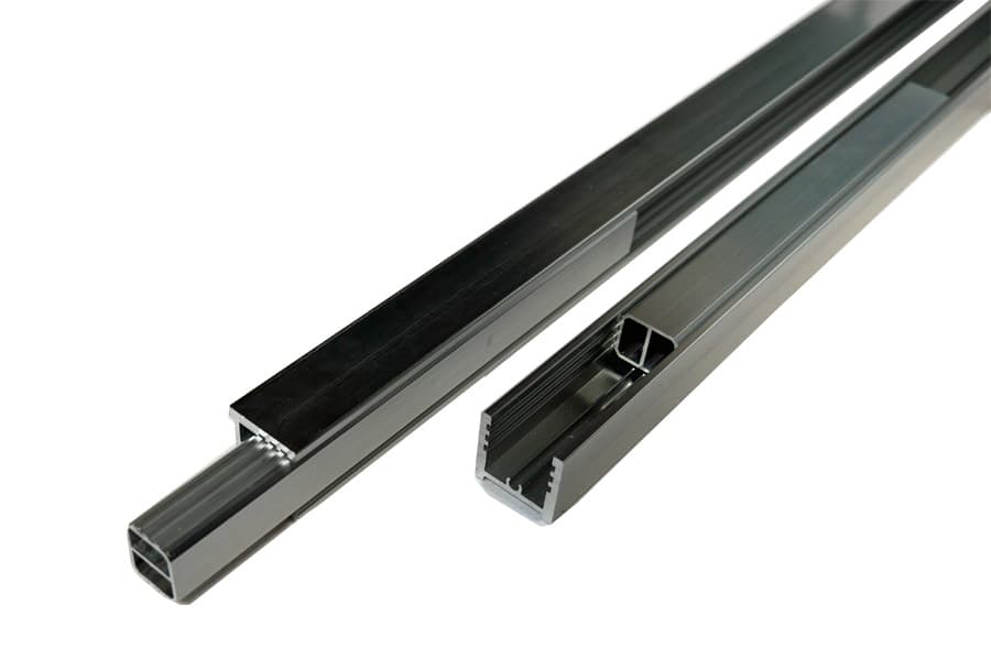 Profilé universel en U pour clôtures WPC, argenté, adapté aux éléments de remplissage jusqu'à 20 mm 27 x 27 mm, longueur du rail : 200 cm avec entretoise de 20 cm