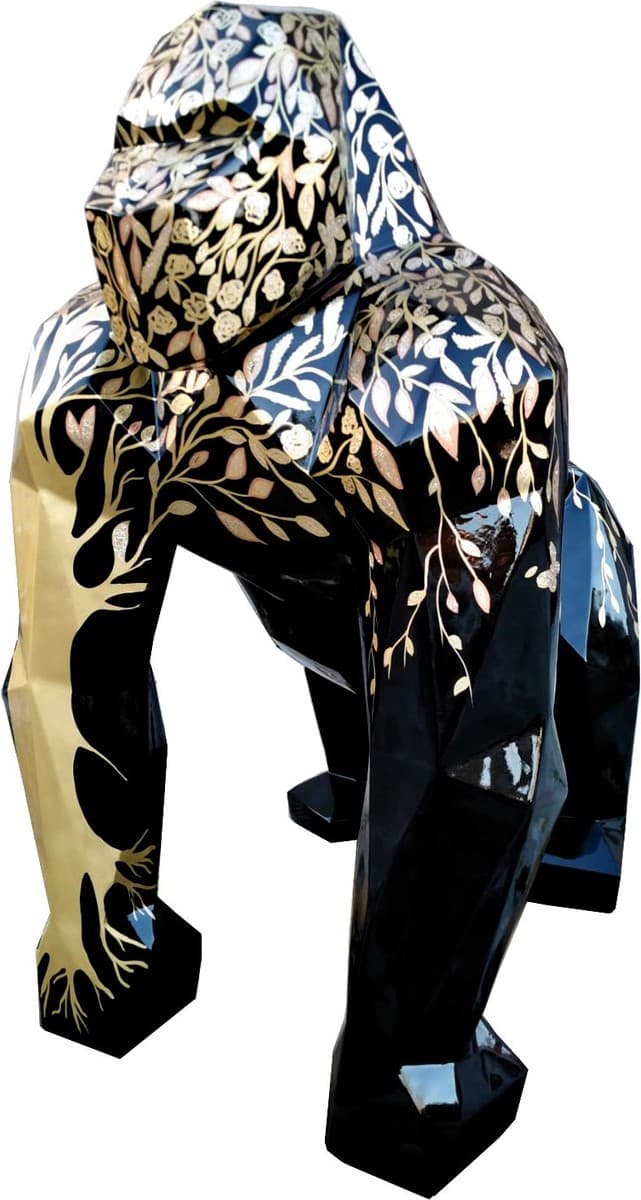 Casa Padrino Designer Deko Skulptur Gorilla Affe mit Glitzer Look Schwarz / Gold 118 x 78 x H. 128 cm - Deko Tierfigur - Riesige Wetterbeständige Gartendekofigur