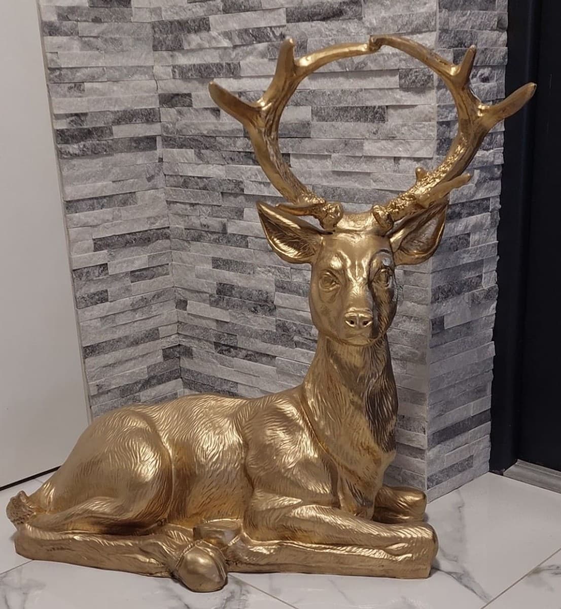 Casa Padrino Luxus Deko Skulptur Reh Gold 67 x H. 75 cm - Wetterbeständige Deko Figur - Wohnzimmer Deko - Garten Deko - Luxus Deko Tierfigur - Weihnachts Deko Skulptur - Weihnachts Deko Figur