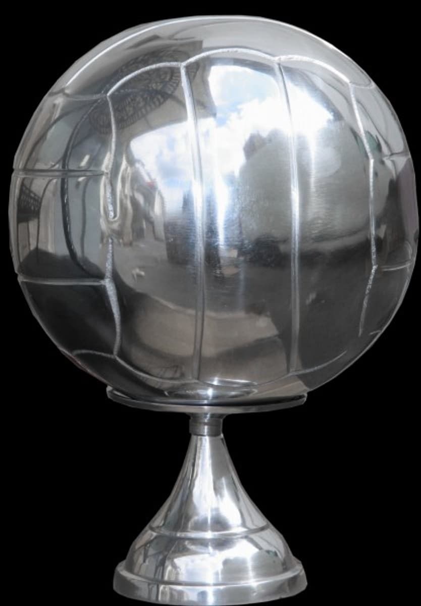 Casa Padrino FuÃball Skulptur auf Sockel aus poliertem Aluminium Silber Deko FuÃball Art Deco Dekoration Ball Figur