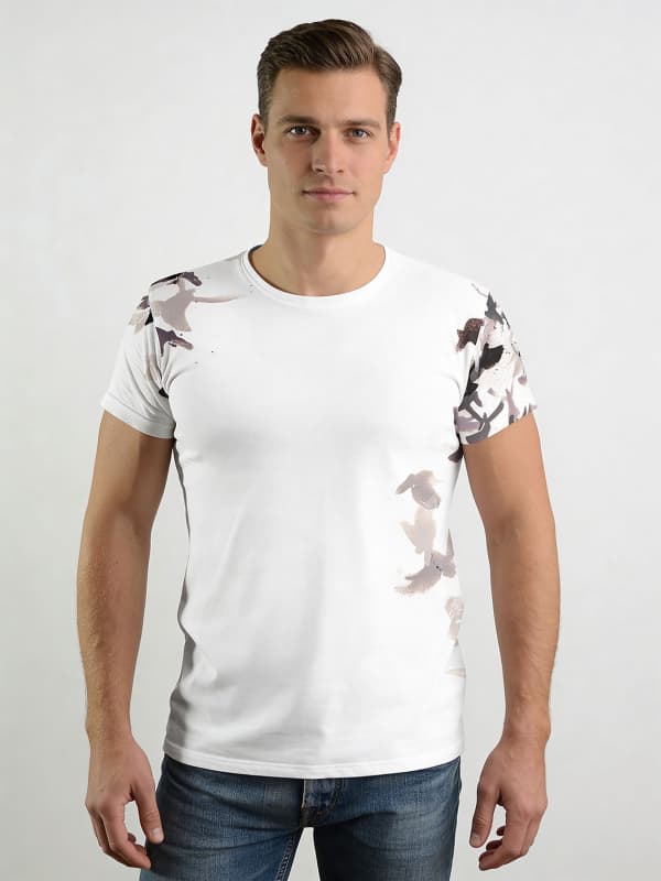 T Shirt Herren EIN FLAMINGO IN EINER WOLKE AUS TAUBEN von GERMENS